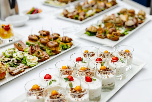 Cateringmat uppdukat