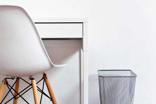 Skrivbord och stol till kontor
